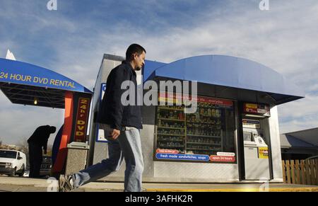 Questo è il nuovo chiosco distributori automatici walk-up dove un cliente può acquistare articoli che vanno dal sapone da bucato al latte ai panini freschi, oltre a una sezione di noleggio DVD, entrambi aperti 24 ore su 24, all'angolo tra la 18th e la California NW a Washington D.C., USA, venerdì pomeriggio 15 novembre 2002. (Immagine di credito: The Washington Times/ZUMAPRESS.com) Foto Stock