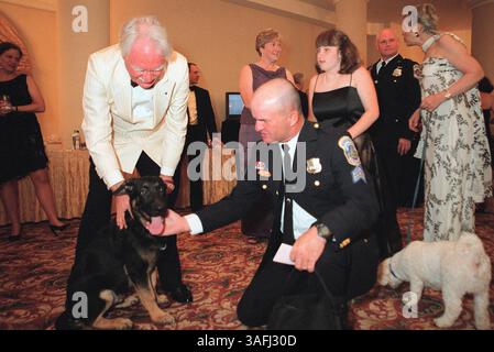 Curtis Driscoll detiene il pup Rex, pastore tedesco di quattro mesi, nel ruolo del Sargeant della polizia metropolitana Duane Buethe lo ammira durante il Bark Ball tenutosi all'Omni Shoreham di Washington, D. C. sabato 28 giugno 2003. All'estrema destra, il capo della D.C. Humane Society Marie Driscoll (Credit Image: The Washington Times/ZUMAPRESS.com) Foto Stock