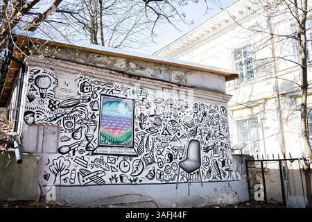 Leopoli, Ucraina - 06 aprile 2025: Murale urbano con disegni artistici e opere d'arte colorate incorniciate su un muro di un edificio a Leopoli, Ucraina. Foto Stock