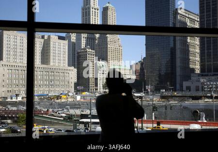 Un visitatore all'interno del World Financial Center scatta una fotografia di Ground Zero, l'ex sito del World Trade Center a New York City, New York, mercoledì 10 settembre 2003, un giorno prima del secondo anniversario degli attacchi terroristici al WTC di New York e al Pentagono di Washington DC. (Credit Image: The Washington Times/ZUMAPRESS.com) Foto Stock