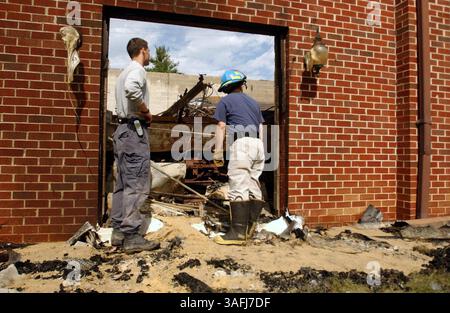 Gli agenti dell'ATF di Washington Andrew Cox, lasciarono e Gregg Hine esaminarono i danni causati da un incendio al National Capital Trolley Museum di Silver Spring, MD, domenica 28 settembre 2003. Una casa di cura che immagazzina carrozze, alcune delle quali avevano più di 100 anni e valevano 10 milioni di dollari, è stata distrutta dall'incendio. La causa del fuoco, che si è verificato intorno alle 2 di domenica sera, è sconosciuta in questo momento. (Immagine di credito: The Washington Times/ZUMAPRESS.com) Foto Stock