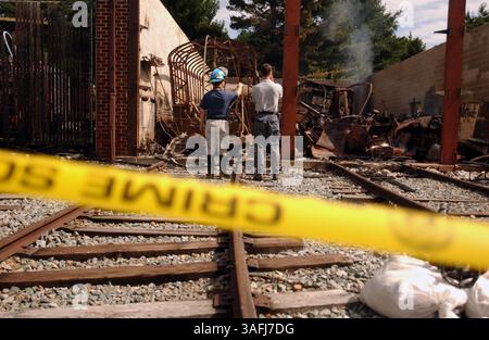 Gli agenti dell'ATF di Washington Andrew Cox, Right, e Gregg Hine esaminano i danni causati da un incendio al National Capital Trolley Museum di Silver Spring, MD, domenica 28 settembre 2003. Una casa di cura che immagazzina carrozze, alcune delle quali avevano più di 100 anni e del valore di 0 milioni, è stata distrutta dall'incendio. La causa del fuoco, che si è verificato intorno alle 2 di domenica sera, è sconosciuta in questo momento. (Immagine di credito: The Washington Times/ZUMAPRESS.com) Foto Stock
