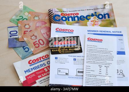 4 aprile 2025 - Newmarket, Ontario, Canada: Rivista di iscrizione Costco e avviso di rinnovo con denaro in contanti canadese Foto Stock