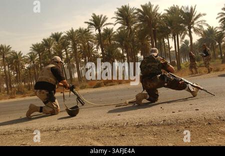 Il 1° tenente Haydar, a sinistra, e il capitano Furat, a destra, del 2-2 battaglione dell'esercito iracheno spararono a un assalitore che attaccò il loro convoglio scortando camion da scorta da un magazzino a Baquba, Iraq, il 13 ottobre 2005. Il convoglio si spostò sotto una pesante sicurezza poiché i camion contenenti 166.000 schede si spostarono poco in un luogo non divulgato (Credit Image: The Washington Times/ZUMAPRESS.com) Foto Stock