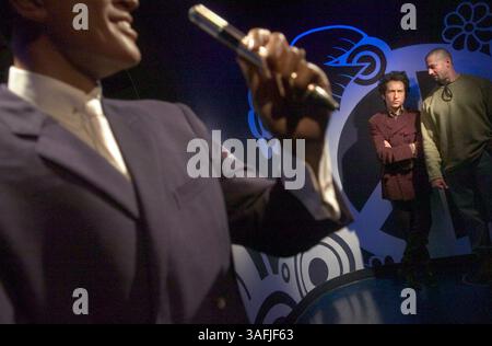 Drew Sandberg di Rockville, MD., Right, confronta la sua altezza con la figura in cera di Bob Dylan, al centro, mentre la figura di Marvin Gaye canta in primo piano nel museo Madame Tussauds, recentemente inaugurato, uno dei pochi nuovi musei aperti nel centro di Washington D.C., giovedì 3 gennaio 2007, a NW Washington D.C. (Credit Image: The Washington Times/ZUMAPRESS.com) Foto Stock