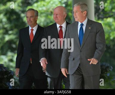 Il presidente degli Stati Uniti George W. Bush, a destra, cammina con il segretario degli interni Dirk Kempthorne, a sinistra, e il segretario all'energia Samuel Bodman, al centro, al Rose Garden della Casa Bianca per una conferenza stampa per affrontare la crisi petrolifera, a NW Washington D.C., mercoledì 18 giugno 2008 (Credit Image: The Washington Times/ZUMAPRESS.com) Foto Stock