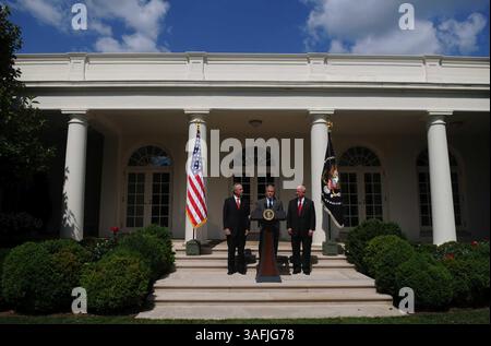 Il presidente degli Stati Uniti George W. Bush, al centro, accompagnato dal segretario degli interni Dirk Kempthorne, a sinistra, e dal segretario dell'energia Samuel Bodman, a destra, affronta la crisi petrolifera in una conferenza stampa al White House Rose Garden a NW Washington D.C., mercoledì 18 giugno 2008 (Credit Image: The Washington Times/ZUMAPRESS.com) Foto Stock