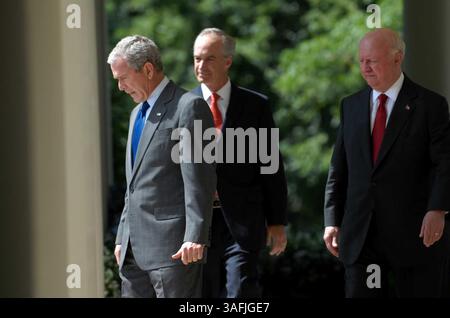 Il presidente degli Stati Uniti George W. Bush, a sinistra, cammina con il segretario degli interni Dirk Kempthorne, al centro, e il segretario all'energia Samuel Bodman, a destra, al Rose Garden della Casa Bianca per una conferenza stampa per affrontare la crisi petrolifera, a NW Washington D.C., mercoledì 18 giugno 2008 (Credit Image: The Washington Times/ZUMAPRESS.com) Foto Stock