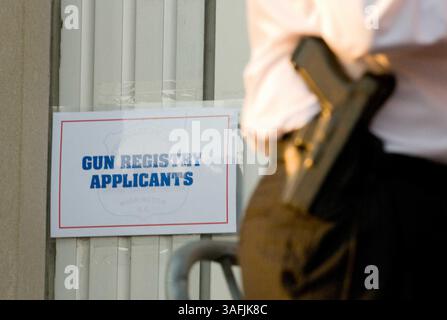 Il tenente Jon Shelton [CQ] si trova con una pistola sulla cintura fuori dal quartier generale della polizia nel centro di Washington, D.C. giovedì 17 luglio 2008, dove i residenti di D.C. potevano legalmente iniziare a registrare le loro pistole dopo che la Corte Suprema ha colpito il divieto a lungo detenuto del distretto (Credit Image: The Washington Times/ZUMAPRESS.com) Foto Stock