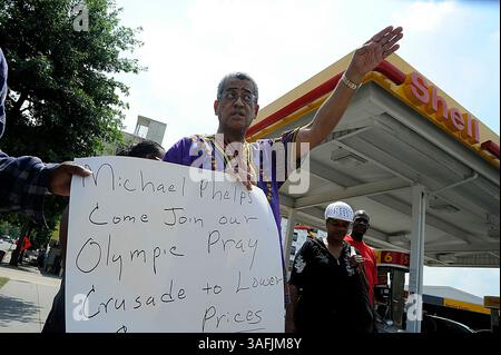 Rocky Twyman, che ha iniziato la preghiera al movimento Pump diversi mesi fa, è venuto alla stazione Shell di Upshur e Georgia Ave. NW con i sostenitori mercoledì 13 agosto 2008 per ringraziare Dio per i prezzi del gas più bassi. Qui regge un cartello che invita anche il nuotatore olimpico Michael Phelps a unirsi al movimento. Il signor Twyman sta pregando per abbassare i prezzi del gas, e dice che il suo movimento sta funzionando e ha raccolto circa 300 sostenitori in tutta la nazione. Evidentemente Jay Leno ha sentito parlare del movimento e lo ha deriso nel suo show alla fine di luglio, quindi ora il signor Twyman sta invitando il signor Leno a venire a pregare con h Foto Stock