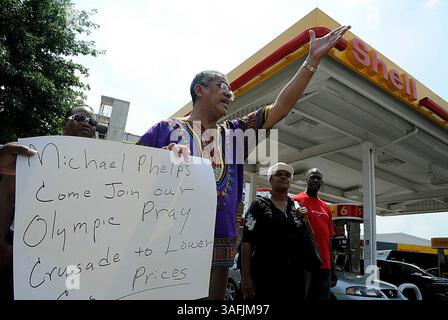 Rocky Twyman, che ha iniziato la preghiera al movimento Pump diversi mesi fa, è venuto alla stazione Shell di Upshur e Georgia Ave. NW con i sostenitori mercoledì 13 agosto 2008 per ringraziare Dio per i prezzi del gas più bassi. Qui ha un cartello che invita il nuotatore olimpico Michael Phelps ad unirsi al movimento. Il signor Twyman sta pregando per abbassare i prezzi del gas, e dice che il suo movimento sta funzionando e ha raccolto circa 300 sostenitori in tutta la nazione. Evidentemente Jay Leno ha sentito parlare del movimento e lo ha deriso nel suo show alla fine di luglio, quindi ora il signor Twyman sta invitando il signor Leno a venire a pregare con lui. Lui Foto Stock