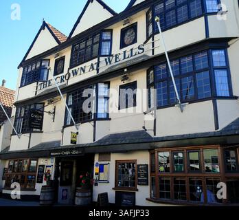 La Corona al Wells Public House, Somerset, Inghilterra. Primavera: Aprile 2025 Foto Stock