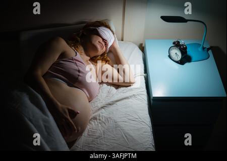 La donna incinta soffre di insonnia. Foto Stock