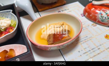 Pasto tradizionale Kaiseki con degustazione e cena in un lussuoso ryokan giapponese con piatti stagionali Foto Stock