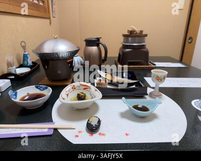 Pasto tradizionale Kaiseki con degustazione e cena in un lussuoso ryokan giapponese con piatti stagionali Foto Stock