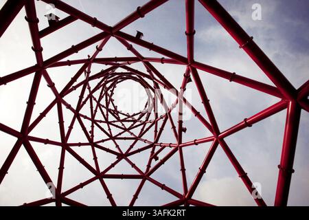 25 febbraio 2011 - Londra, Inghilterra, Regno Unito - i progressi nella costruzione dell'ArcelorMittal Orbit si vedono al London Olympic Park di East London. Progettato dall'artista Anish Kapoor e dall'ingegnere strutturale Cecil Balmond, l'ArcelorMittal Orbit alta 115 metri sarà la scultura più alta del Regno Unito e offrirà viste impareggiabili del Parco Olimpico e dello skyline di Londra. (Immagine di credito: © Stephen Hird/ArcelorMittal/ZUMAPRESS.com) Foto Stock