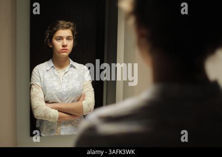 DATA DI RILASCIO: 2012. TITOLO DEL FILM: Despues de Lucia, alias Lucia. STUDIO: Film pop. DIRETTORE: Michel Franco. TRAMA: Alejandra e suo padre Roberto si sono appena trasferiti in città. Lei è nuova a scuola, lui ha un nuovo lavoro. Ricominciare da capo a volte è complicato quando hai lasciato così tanto indietro. NELLA FOTO: L'attrice TESSA IA nel ruolo di Alejandra, non sembra specchio. (Crediti: © Pop Films/Entertainment Pictures/ZUMA Wire) Foto Stock