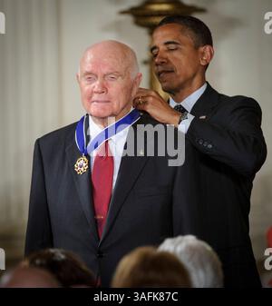 29 maggio 2012 - Washington, Distretto di Columbia, Stati Uniti - il presidente degli Stati Uniti BARACK OBAMA presenta l'ex pilota, astronauta e senatore degli Stati Uniti JOHN GLENN con una Medal of Freedom, martedì, durante una cerimonia alla Casa Bianca. (Immagine di credito: © Bill Ingalls/NASA/ZUMAPRESS.com). Foto Stock