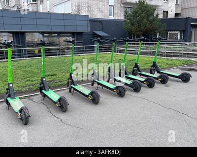 Scooter elettrici a noleggio, trasporto ecologico, Kremenchug, Ucraina, 02.04. 2025 Foto Stock