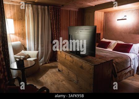 Lussuosa camera Alpine Hotel con interni in legno rustico Foto Stock