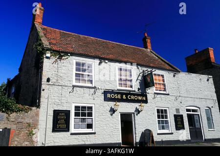 La casa pubblica Rose and Crown, Wells, Somerset, Inghilterra. Primavera: Aprile 2025 Foto Stock