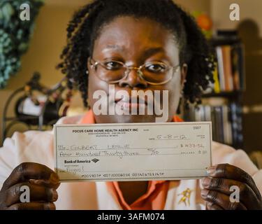 30 maggio 2012 - Grand Rapids, mi, Stati Uniti d'America - Leslie Gilbert, ex dipendente di Focus Care Home Health, mostra l'assegno ricevuto da Focus Care Home Health come risarcimento per i salari della schiena, mercoledì 30 maggio 2012 a Grand Rapids, Michigan. Dopo aver presentato un reclamo alla Michigan Wage and Hour Division, la Focus Care Home Health ha inoltrato a Gilbert l'assegno. Sfortunatamente, è per l'importo errato. E non firmato. (Immagine di credito: © Kevin W. Fowler/MCT/MCT/ZUMAPRESS.com) Foto Stock