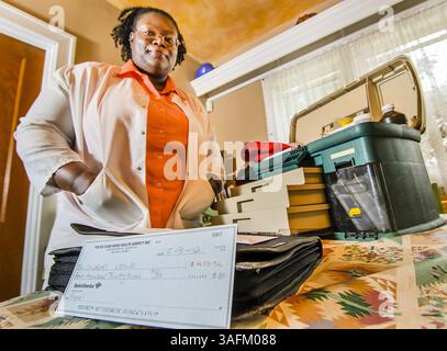 30 maggio 2012 - Grand Rapids, mi, Stati Uniti d'America - Leslie Gilbert, ex dipendente di Focus Care Home Health, mostra l'assegno ricevuto da Focus Care Home Health come risarcimento per i salari della schiena, mercoledì 30 maggio 2012 a Grand Rapids, Michigan. Dopo aver presentato un reclamo alla Michigan Wage and Hour Division, la Focus Care Home Health ha inoltrato a Gilbert l'assegno. Sfortunatamente, è per l'importo errato. E non firmato. (Immagine di credito: © Kevin W. Fowler/MCT/MCT/ZUMAPRESS.com) Foto Stock