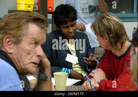 Nereeka Haynes (cq) studentessa dei servizi sociali parla con Nigel Winger (cq), un cliente al rifugio. Ironicamente, sia Winger che Haynes vengono da West London, Inghilterra. Nereeka Haynes (cq) studentessa dei servizi sociali parla con Nigel Winger (cq), un cliente al rifugio. Ironicamente, sia Winger che Haynes vengono da West London, Inghilterra. In primo piano a sinistra, Lou (cq - non voleva usare il suo cognome.) Un cliente del sito di Holy Ground per i senzatetto, ascolta Sarah Swoyer (immagine di credito: St Petersburg Times/ZUMAPRESS.com) Foto Stock