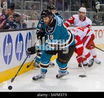 17 marzo 2012: L'attaccante degli squali Joe Thornton lavora il puck durante la partita di hockey NHL tra i Detroit Red Wings e i San Jose Sharks all'HP Pavilion di San Jose, CA. I Sharks sconfissero i Redwings 3-2 ai tempi supplementari. Â© Damon Tarver/Cal Sport Media(immagine di credito: © Damon Tarver/Cal Sport Media/ZUMAPRESS.com) Foto Stock