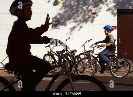 Riepilogo della storia: I bambini della scuola elementare Hernando partecipano a una lezione di sicurezza per le biciclette..DIDASCALIA: Kyle Whitehead, di nove anni, si muove attraverso un corso di sicurezza per le biciclette con i compagni di terza classe della scuola elementare Hernando venerdì mattina. Il Traffic and Bicycle Safety Education Program è un corso di 5 settimane sponsorizzato dal Citrus County Health Department che sottolinea l'importanza di indossare un casco da bicicletta oltre a insegnare l'importanza di adeguate competenze operative. "Quando sei in bicicletta, è come guidare un'auto." Insegnante di educazione fisica Pat Rundio ha detto th Foto Stock