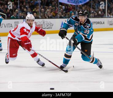 17 marzo 2012: L'attaccante degli squali Logan Couture spara il puck durante la partita di hockey NHL tra i Detroit Red Wings e i San Jose Sharks all'HP Pavilion di San Jose, CA. I Sharks sconfissero i Redwings 3-2 ai tempi supplementari. Â© Damon Tarver/Cal Sport Media(immagine di credito: © Damon Tarver/Cal Sport Media/ZUMAPRESS.com) Foto Stock