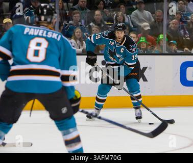 17 marzo 2012: L'attaccante degli squali Joe Thornton lavora il puck durante la partita di hockey NHL tra i Detroit Red Wings e i San Jose Sharks all'HP Pavilion di San Jose, CA. I Sharks sconfissero i Redwings 3-2 ai tempi supplementari. Â© Damon Tarver/Cal Sport Media(immagine di credito: © Damon Tarver/Cal Sport Media/ZUMAPRESS.com) Foto Stock