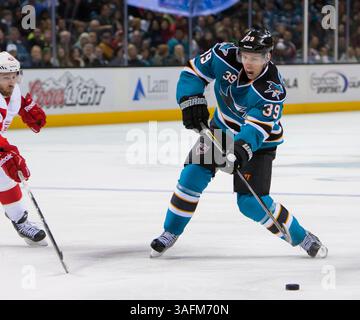17 marzo 2012: L'attaccante degli squali Logan Couture spara il puck durante la partita di hockey NHL tra i Detroit Red Wings e i San Jose Sharks all'HP Pavilion di San Jose, CA. I Sharks sconfissero i Redwings 3-2 ai tempi supplementari. Â© Damon Tarver/Cal Sport Media(immagine di credito: © Damon Tarver/Cal Sport Media/ZUMAPRESS.com) Foto Stock