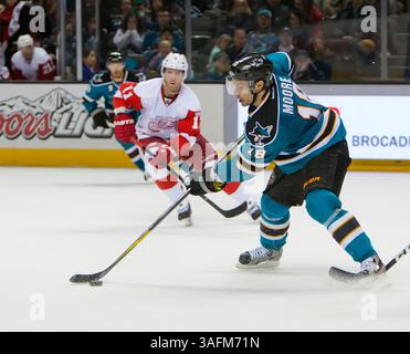 17 marzo 2012: L'attaccante degli squali Dominic Moore lavora il puck durante la partita di hockey NHL tra i Detroit Red Wings e i San Jose Sharks all'HP Pavilion di San Jose, CA. I Sharks sconfissero i Redwings 3-2 ai tempi supplementari. Â© Damon Tarver/Cal Sport Media(immagine di credito: © Damon Tarver/Cal Sport Media/ZUMAPRESS.com) Foto Stock