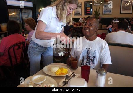 Didascalia: La cameriera Nicole St. Amant (cq), figlia dei proprietari dei ristoranti Dave Dave e Linda (cq), serve Arthur Dickey (cq) al Dave's Saturday (5/1/04). Dickey viene spesso per le uova strapazzate e l'avena..Descrizione . Questa è una recensione del ristorante Dave's, un classico preferito del quartiere, dove tutti a Euclid St. Paul vanno a mangiare cibo vecchio stile, soprattutto a colazione e sabato è un grande giorno. Ci piacerebbe fare delle foto sincere dei camerieri, del cibo e dei commensali. Somethere in questo spero ci sarà un grande piatto di uova di pancetta e pancake (immagine di credito: St Petersburg Times/ZUMAPRE Foto Stock