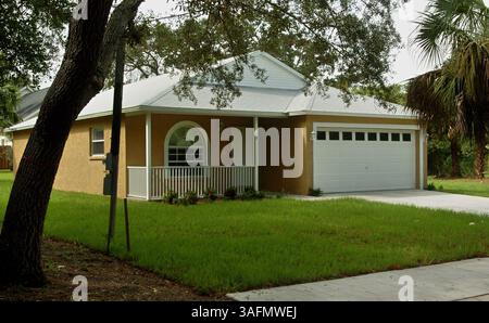 La prima casa completata dal Palmetto Affordable Housing Project a Dunedin. C'e' un contratto in sospeso per la casa. La casa è la prima di sei che vengono costruite per le famiglie a basso reddito. Dunedin ha collaborato con Pinellas County per il progetto. Tutte le case sono tre camere da letto, due bagni con due garage. (Immagine di credito: St Petersburg Times/ZUMAPRESS.com) Foto Stock