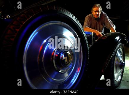 Didascalia : 3/14/05 - Alain Cerf, proprietario di Polypack, Inc., un'azienda produttrice di macchinari per l'imballaggio, apre il Tampa Bay Automobile Museum presso la sede di Polypack, 3301 Gateway Centre Blvd. Sabato 19 marzo. Le auto provengono dalla sua collezione personale, come questa Tracta E. del 1930 si pensa che sia l'unica del suo genere rimasta al mondo. Ha un motore a sei cilindri da 2,7 litri e 65 CV. . Riepilogo della storia: Alain Cerf, proprietario di Polypack, Inc., un'azienda produttrice di macchinari per l'imballaggio, apre il Tampa Bay Automobile Museum presso la sede centrale di Polypack, 3301 Gateway Centre Blvd. Satu Foto Stock