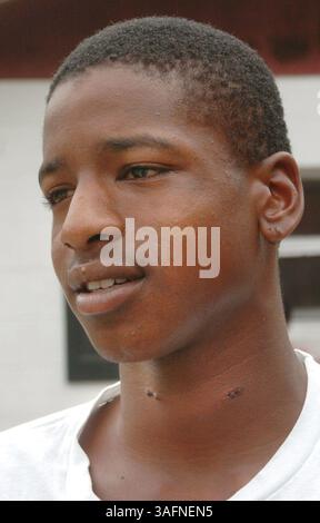 DIDASCALIA: (04/26/2005 DADE CITY) Ritratto del quindicenne Demetrious Larry (CQ) di Dade City che è stato colpito alla gola da un proiettile randagio mentre giocava a basket allo Stanley Park di Lacoochee domenica sera parla dell'incidente a casa sua dopo essere stato rilasciato dall'ospedale di oggi. . RIEPILOGO DELLA STORIA: Il quindicenne Demetrious Larry (CQ) di Dade City è stato colpito in gola da un proiettile vagante mentre giocava a basket allo Stanley Park di Lacoochee domenica sera. Anche un altro adolescente è stato ferito allo stesso tempo. (Immagine di credito: St Petersburg Times/ZUMAPRESS.com) Foto Stock