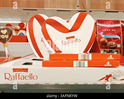 Danzica, Polonia - 14 febbraio 2025: Scatole raffaello a forma di cuore con strisce rosse disposte nell'esposizione del mercato del negozio st. san valentino Foto Stock