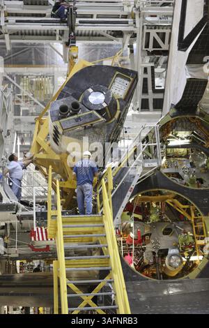 21 marzo 2012 - Cape Canaveral, Florida, Stati Uniti - presso Orbiter Processing Facility-2 presso il Kennedy Space Center della NASA in Florida, il sistema di manovra orbitale sinistro dello Space Shuttle Endeavour POD OMS è in posizione a poppa dello shuttle e pronto per l'installazione. Il POD OMS è stato sottoposto a manutenzione e pulizia completa al White Sands Space Harbor nel New Mexico, parte del processo di transizione e ritiro di ogni navetta. L'Endeavour è in preparazione per l'esposizione pubblica al California Science Center di Los Angeles. Nel corso dei suoi 19 anni di carriera, Endeavour ha trascorso 299 giorni nello spazio durante Foto Stock