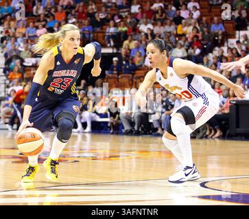 19 settembre 2012: La guardia-attaccante dell'Indiana Fever Katie Douglas (23) guida il basket contro la guardia del Connecticut Sun Kara Lawson (20) durante la partita di basket WNBA tra i Connecticut Sun e gli Indiana Fever alla Mohegan Sun Arena di Uncasville, Connecticut. Il Connecticut sconfisse l'Indiana 73-67. Anthony Nesmith/CSM(immagine di credito: © Anthony Nesmith/Cal Sport Media/ZUMAPRESS.com) Foto Stock
