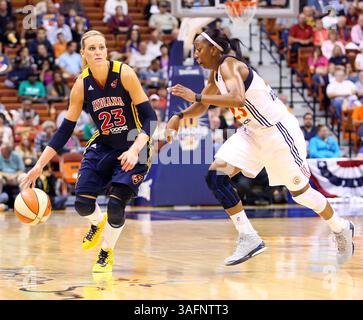 19 settembre 2012: La guardia-attaccante dell'Indiana Fever Katie Douglas (23) difesa dalla guardia del Connecticut Sun Allison Hightower (23) durante la partita di basket WNBA tra i Connecticut Sun e gli Indiana Fever alla Mohegan Sun Arena di Uncasville, Connecticut. Il Connecticut sconfisse l'Indiana 73-67. Anthony Nesmith/CSM(immagine di credito: © Anthony Nesmith/Cal Sport Media/ZUMAPRESS.com) Foto Stock