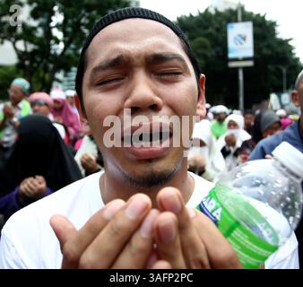 21 settembre 2012 - Kuala Lumpur, Malesia - Un manifestante musulmano malese prega durante una protesta contro il controverso film "innocenza dei musulmani" al di fuori dell'ambasciata americana a Kuala Lumpur. Le missioni occidentali in tutto il mondo islamico sono andate in grande allerta, temendo un'ulteriore escalation di una violenta reazione di 10 giorni sul film a basso budget che si è diffuso in almeno 20 paesi e ha lasciato oltre 30 persone morte. (Immagine di credito: © Abdul Ramdzhani Rahman/ZUMAPRESS.com) Foto Stock
