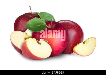 Mele rosse fresche e succose isolate su bianco. Intero e tagliato a fette Foto Stock