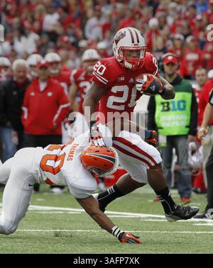 22 settembre 2012 - Madison, WISCONSIN, USA - James White (20) del Wisconsin guida nella zona rossa mentre è difeso da Drew Thomas (10) della University of Texas-El Paso al Camp Randall Stadium di Madison, Wisconsin, sabato 22 settembre 2012. Wisconsin sconfisse UTEP, 37-26. (Immagine di credito: © Rick Wood/MCT/ZUMAPRESS.com) Foto Stock