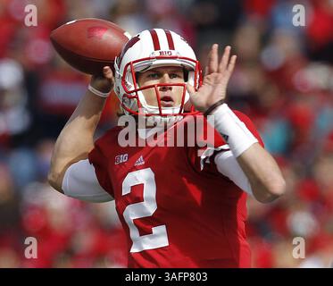 22 settembre 2012 - Madison, WISCONSIN, USA - Joel Stave del Wisconsin passa contro la University of Texas-El Paso al Camp Randall Stadium di Madison, Wisconsin, sabato 22 settembre 2012. Wisconsin sconfisse UTEP, 37-26. (Immagine di credito: © Rick Wood/MCT/ZUMAPRESS.com) Foto Stock