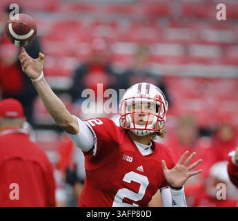 22 settembre 2012 - Madison, WISCONSIN, Stati Uniti - Joel Stave del Wisconsin si riscalda prima dell'azione contro la University of Texas-El Paso al Camp Randall Stadium di Madison, Wisconsin, sabato 22 settembre 2012. Wisconsin sconfisse UTEP, 37-26. (Immagine di credito: © Rick Wood/MCT/ZUMAPRESS.com) Foto Stock