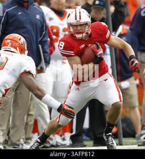 22 settembre 2012 - Madison, WISCONSIN, Stati Uniti - Jordan Fredrick del Wisconsin trova ulteriori yard dopo un passaggio ricevuto contro la University of Texas-El Paso al Camp Randall Stadium di Madison, Wisconsin, sabato 22 settembre 2012. Wisconsin sconfisse UTEP, 37-26. (Immagine di credito: © Rick Wood/MCT/ZUMAPRESS.com) Foto Stock