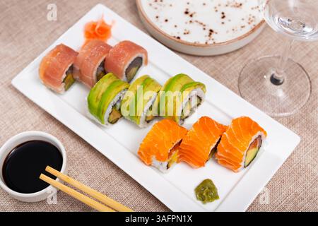 Set di involtini di urumaki con salmone, tonno, avocado e granchio Foto Stock