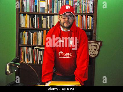 11 luglio 2012 - Colombia - BogotÃ 10 de Julio de 2012. El poeta y Director de la Biblioteca del Gimnasio moderno Federico DÃ­az-Granados, hincha de Santa Fe. Foto: Diana SÃnchez CrÃ©dito: CEET FotÃ³grafo: Diana SÃnchez (credito immagine: © El Tiempo/GDA/ZUMAPRESS.com) Foto Stock